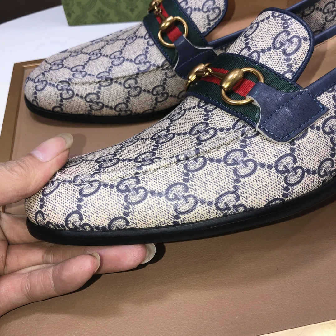 Men's shoes💰500💰Italy's top luxury men's shoe giant (GUCCI) (Gucci) (full cowhide lining) new arrival🍃Original European style🔰 Pleasant to the eye😍In order to make the shoes more durable and non-deformable🌀The production continues to follow traditional methods but there is still no lack of innovation💪Choose original sheepskin for the leather♻️ Smooth and natural And extra bright ⭐Made of imported cowhide, the first choice of rich people 38-45 (45 customized)